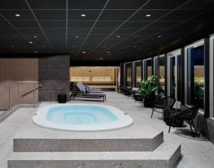 哥德堡斯堪迪克奥帕伦酒店的大楼中央的热水浴池