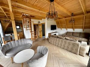 弗拉西克Villa Una & sauna的客厅配有两把椅子和一张沙发