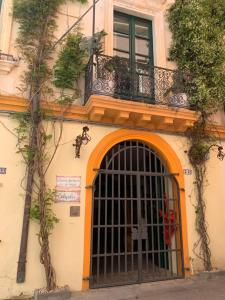 加利波利Palazzo Salapolis - Luxury Apartments的一座带橙色门的建筑,横跨其中