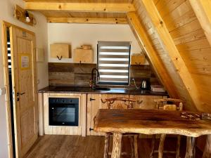 弗拉西克Microcastl的小屋内的厨房配有木桌