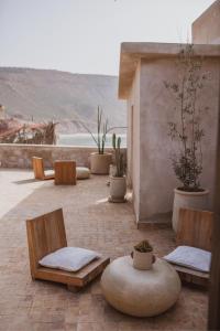 依索安The O Experience - Tayourt Lodge的庭院设有椅子和盆栽,享有美景。
