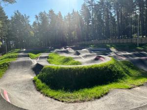 博特夫加滕Poppy Lodge的一个带滑板滑板滑板坡道的滑板公园