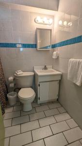 阿尼亚斯科Yukayeke Playa Resort的一间带卫生间和水槽的浴室