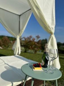 普埃尼亚戈Holiday Home Sovenigo的一张桌子,上面放着一瓶葡萄酒和一盘食物