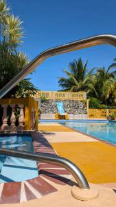 阿尼亚斯科Yukayeke Playa Resort的棕榈树度假村的游泳池