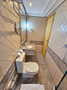 巴西利亚Lets Idea Brasília Hotel By Rei dos Flats的一间带卫生间和水槽的浴室