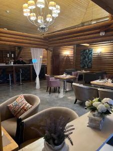 博斯特里Soho Hutor的一间带桌椅的餐厅和一间酒吧