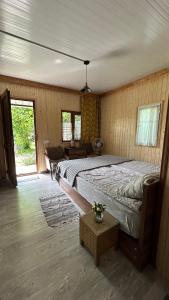 拉戈代希Ludwig Guesthouse的一间卧室配有一张大床和一张桌子
