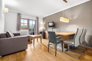 皮森多夫Apartment Select TOP 8 - by Four Seasons Apartments的带沙发和餐桌的客厅