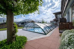 皮森多夫Apartment Select TOP 8 - by Four Seasons Apartments的一座玻璃桥,在游泳池上方的院子中