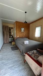 拉戈代希Ludwig Guesthouse的一间卧室设有一张大床和木墙