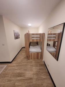 阿卜杜勒国王经济城Lotus Apartments的客房设有双层床和镜子。