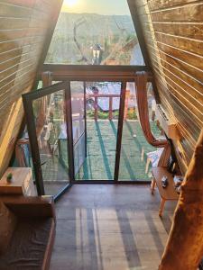 阿尔杰什河畔库尔泰亚Cabana Ema的享有高空景致的客房设有大窗户。