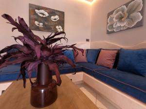 梅萨雷亚THE ROCK LUXURY HOMES的客厅配有一张蓝色的沙发,配有一张桌子