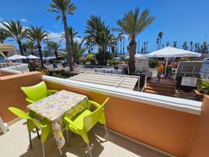 美洲海滩Tenerife Royal Gardens - Las Vistas TRG - Viviendas Vacacionales的棕榈树阳台的桌椅
