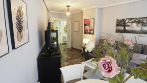 阿尔巴塞特Bonito apartamento en centro ciudad con garaje的客厅配有桌子和花瓶