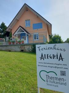 TieschenFerienhaus Alegria的前面有标志的房子