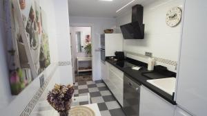阿尔巴塞特Bonito apartamento en centro ciudad con garaje的厨房配有水槽和台面