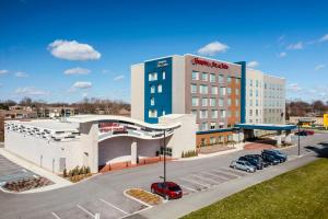 印第安纳波利斯Hampton Inn & Suites Indianapolis West Speedway的大楼前有停车位的酒店