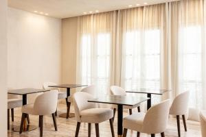 毕达哥利翁Doryssa Method Hotel的客房设有桌椅和窗户。