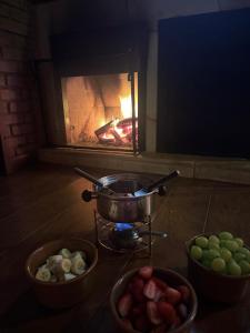 贡萨尔维斯Chalé da Sorte的火炉,有三碗蔬菜和火