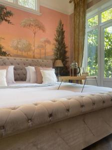 帕Penarwyn House的卧室设有一张大床,拥有粉红色的墙壁