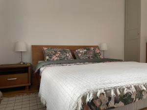 卡齐米日-多尔尼Pokoje gościnne u Doroty的一间卧室配有一张床和一个带两盏灯的床头柜。
