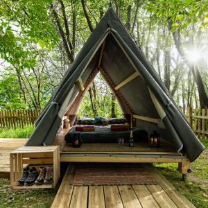 热那亚Glamping Montecontessa by SMART-HOME, Tipì的甲板帐篷内的一张床位