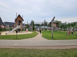 拉尔特Krieghuusbelten chalet met uitbouw的一个带滑梯游乐场的公园