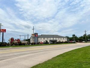 博蒙特Econo Lodge Beaumont I-10 South的建筑物前空的马路