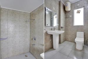新德里Hotel Luxury Villa Near Delhi IGI Airport的浴室配有卫生间、盥洗盆和淋浴。
