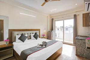 新德里Hotel Luxury Villa Near Delhi IGI Airport的一间卧室设有一张大床和一个大窗户