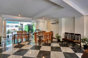 新德里Hotel Luxury Villa Near Delhi IGI Airport的一间带桌椅的用餐室