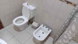 吉亚迪诺镇Departamento 2 Dormitorios Centro的一间带卫生间和水槽的浴室
