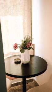 都拉斯Villa Osmani的花瓶,坐在桌子上