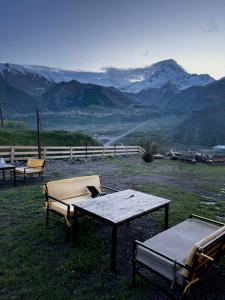 卡兹贝吉Kuro Kazbegi • ყურო ყაზბეგი的坐在山地顶部的桌椅