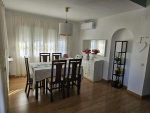 阿罗约德拉迷雅Villa Tony - Benalmádena的厨房以及带桌椅的用餐室。