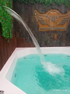 巴里查拉Casa Iris Hotel Boutique的游泳池中的喷泉