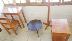 奥克萨潘帕Hospedaje Olguita的客房设有木制家具和桌子。