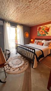 布希奥斯Villa Lulu Geribá的一间卧室设有一张大床和一个大窗户