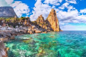 巴里萨尔多Dreamy Seaside的享有海洋岩石岛的景致