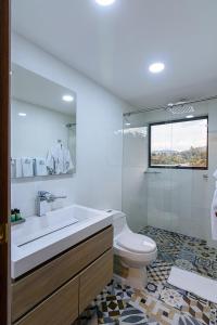 瓜塔佩Jordan Hotel Boutique的白色的浴室设有水槽和卫生间。