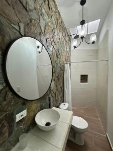 菲兰迪亚Casa colonial filandia的一间带水槽、镜子和卫生间的浴室