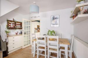 彼索普斯托福A Spacious 2 Bed Home in a Central Location的厨房配有餐桌和白色椅子