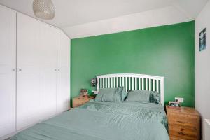 彼索普斯托福A Spacious 2 Bed Home in a Central Location的绿色卧室,配有床和绿色的墙壁