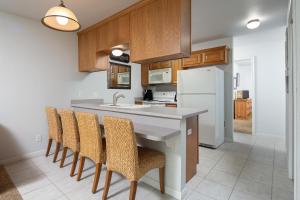 新布朗费尔斯Urban Bungalow WW C301的厨房配有柜台、椅子和冰箱