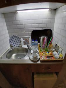 伊斯坦布尔Mayata Gallery的水槽旁带水槽的厨房台面