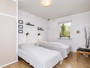 NibeHoliday home Nibe VI的配有2张床的白色墙壁和窗户。