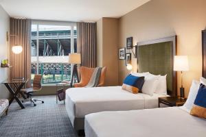 芝加哥芝加哥扎卡里翠贡精选酒店 的酒店客房配有两张床和一张书桌