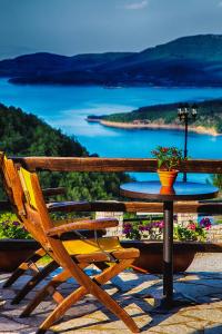 尼奥楚里翁Χρυσοπελεια - Chrisopeleia Lake View的享有水景的天井配有桌椅